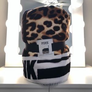 PINK VS SHERPA BLANKET💕